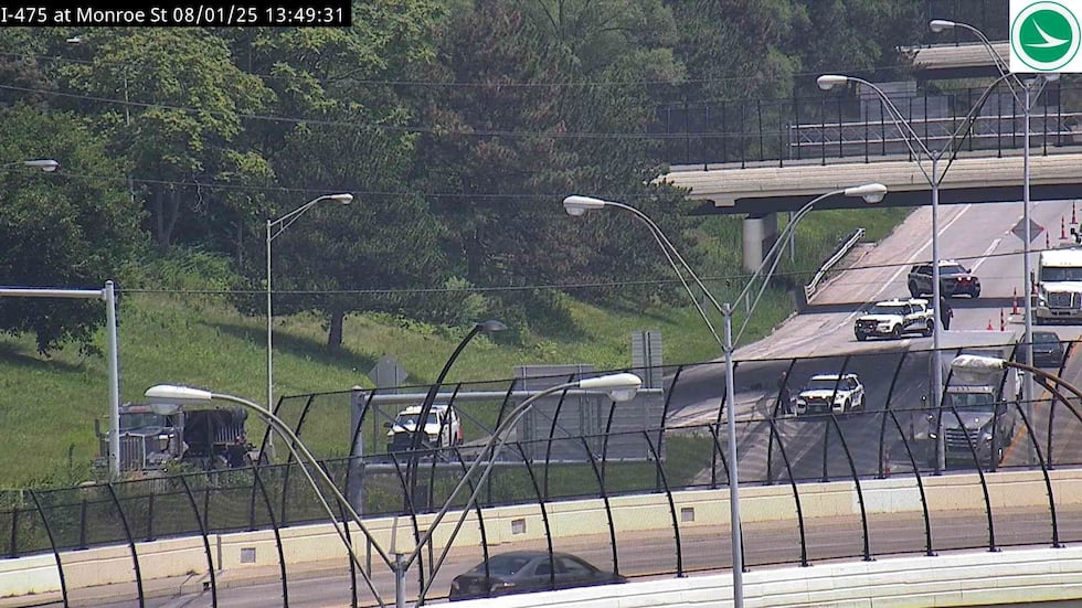 Crash and spill on I-475 W near Monroe in Toledo